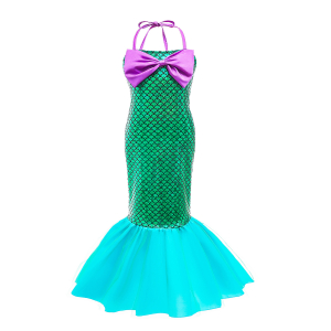 Vestido de sirena verde con bajo de volantes azules y un gran lazo morado en el pecho