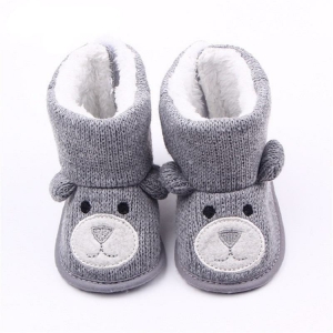 Bonitas botas de invierno con diseño de oso para bebé niña sobre fondo blanco