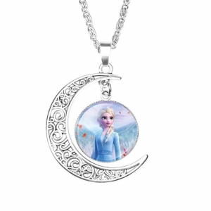 Bonito collar con colgante de luna y retrato de Elsa Reina de las Nieves sobre fondo blanco