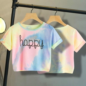 Camiseta crop top multicolor con una letra estampada para niña en una casa
