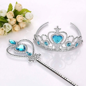 Conjunto de corona y varita de plata y azul, con un ramo de flores al lado