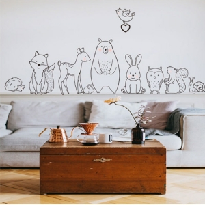 Decoración mural con motivos animales en blanco y negro para niñas con fondo de salón con sofá y mesa
