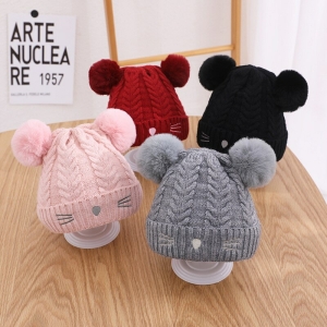 Gorro para niñas de 3 a 18 meses sobre una mesa, varios colores, rosa, rojo, gris y negro