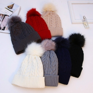 Sombrero de invierno de moda para niñas, varios colores en una tabla