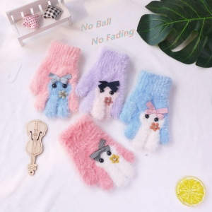 Guantes de invierno de moda para niñas de 2 a 5 años, de varios colores sobre una mesa con una hoja verde y una silla pequeña