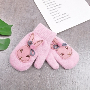 Par de guantes rosas con motivo de conejo en la parte superior, tendidos