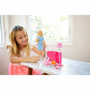 Muñeca Barbie con perro para niña sobre una mesa en una casa