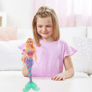 Muñeca Barbie con aleta para niña con estilo interpretada por una niña en una casa