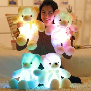 Osito de peluche LED para niñas, varios colores en un cuarto de pañales