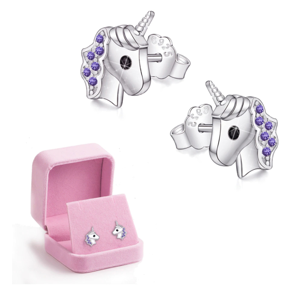 Pendientes de niña de unicornio de strass morado sobre fondo blanco con un joyero rosa al lado