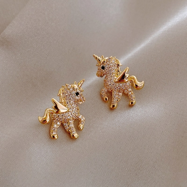 Pendientes de unicornio de brillantes sobre tela de satén