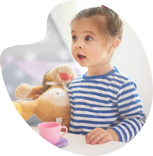 Pequeño pirata sosteniendo un peluche