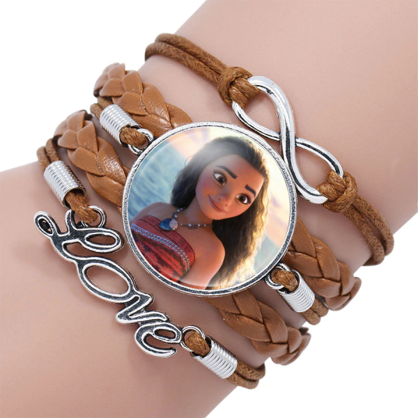 Pulsera marrón trenzada en una muñeca, representando a la princesa Moana