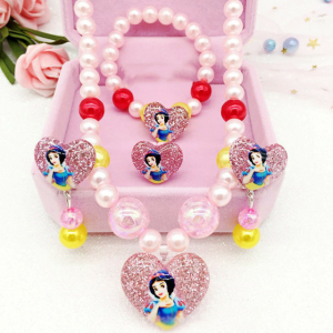 Joyero rosa abierto con 4 joyas de Blancanieves en su interior