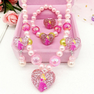 Joyero rosa abierto con 4 joyas de la Bella Durmiente en su interior