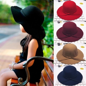 Sombrero de moda con lazo que lleva una niña en varios colores