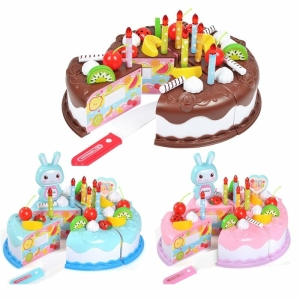 Tres juguetes con forma de pastel para niñas en marrón, azul y rosa.