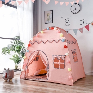 Carpa en forma de castillo de niña con globos en un dormitorio