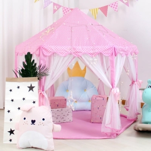 Tienda tipi de interior rosa con decoración para niñas en rosa