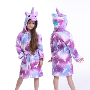 Albornoz de unicornio multicolor para niña llevado por una niña. Buena calidad, muy original y a la moda
