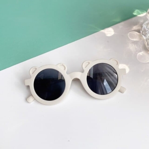 Gafas de sol redondas para niñas sobre una mesa