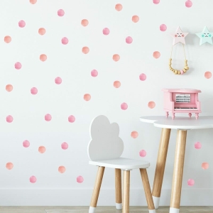 Adhesivo mural con puntos de colores para una niña con una silla y una mesa en una casa