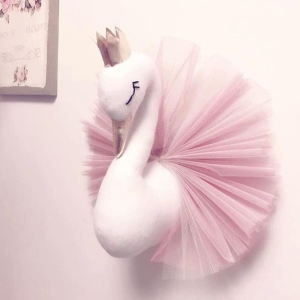 Decoración mural en forma de cisne para el dormitorio de una chica a la moda en una casa