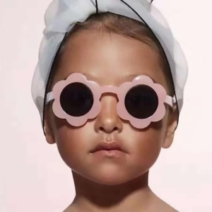 Gafas de sol de moda de flores rosas para niñas, llevadas por una niña