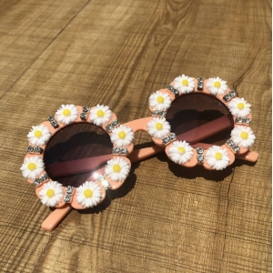 Gafas de sol de flores para niñas sobre una mesa