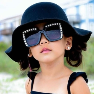 Gafas de sol de strass para niñas llevadas por una niña