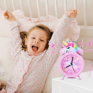 Despertador unicornio para niñas en la mesilla de noche de una casa