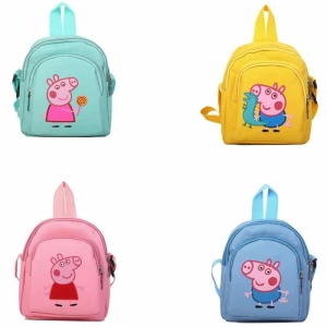 Bolso pequeño con un diseño de dibujos animados de Peppa Pig para niñas sobre fondo blanco