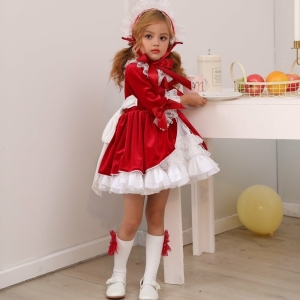 Disfraz de princesa roja de 4 piezas para niña en una casa