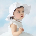 Bonito sombrero de verano para niña blanco que lleva una niña pequeña