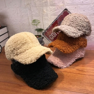 Gorro de moda de piel sintética para niña sobre una mesa en casa