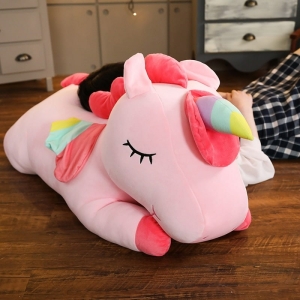 Unicornio gigante de felpa para una niña en una casa