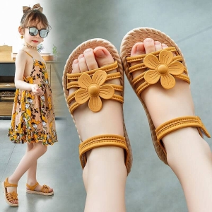 Sandalias de verano con estampado de flores que lleva una niña
