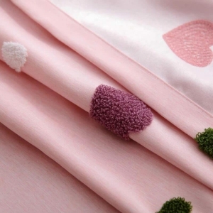 Cortina con estampado de corazones para un dormitorio de niña a la moda