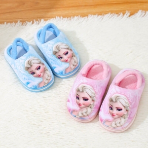 Zapatillas de conejo de niña sobre la alfombra de una casa