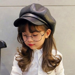 Boina negra de moda para niñas llevada por una niña pequeña