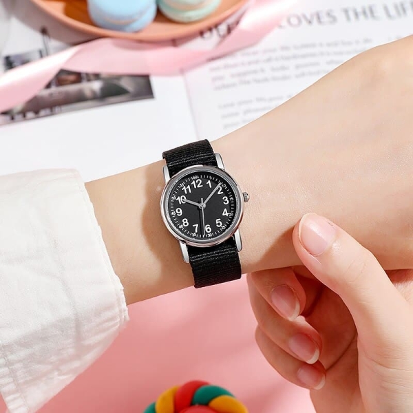 Reloj negro de moda para niña con correa de nailon