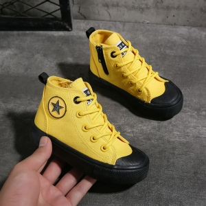 Zapatillas Converse con estrellas negras y amarillas