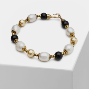 Pulsera de perlas naturales para niñas con fondo de cubo blanco