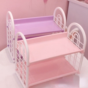 Estante de almacenamiento multicolor para el dormitorio de una niña sobre una mesa en una casa