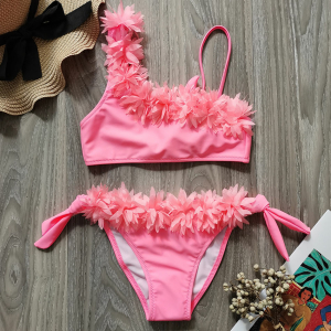 Conjunto de bikini rosa de 2 piezas para chicas a la moda en una mesa