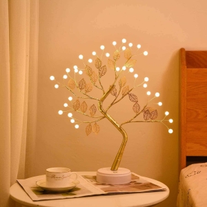 Lámpara de mesilla de noche LED en forma de árbol para el dormitorio de una niña. Buena calidad, muy original en la mesilla de noche de una casa