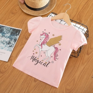 Camiseta unicornio niña con cinturón, sombrero sobre mesa
