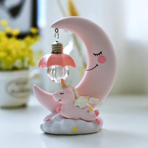 Lámpara LED de luna y unicornio para niñas rosa sobre una mesa