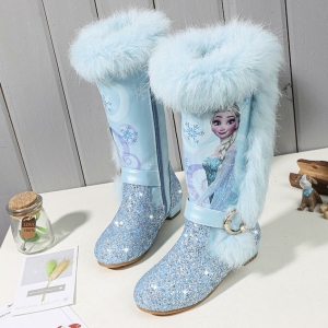 Botas de colores de la princesa Elsa para niñas azul con un fondo una mesa con objetos