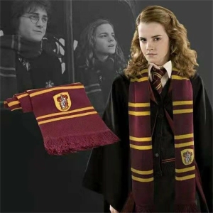 Bufanda de las 4 casas de Harry Potter llevada por una chica a la moda